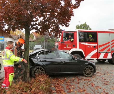 Ternitz Pottschach Unfall Im Stadtgebiet BMW Prallt Gegen Baum