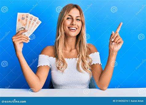 Schöne Blonde Junge Frau Mit 10 Vereinten Königreich Pfund Banknoten Lächelnd Mit Hand Und