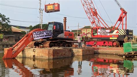 Nelayan Kampung Dadap Gelar Sedekah Laut Bentangkan Spanduk Tolak