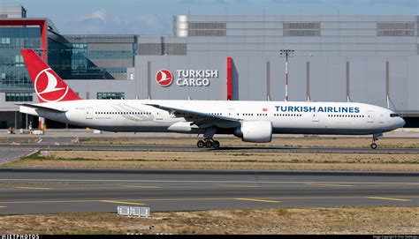 TC LJA Boeing 777 3F2ER Turkish Airlines Ömür Sadikoglu JetPhotos