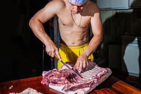 Massacre A Carne De Carne De Porco Do Corte Na Cozinha Cozinheiro