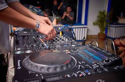 CDJ vs. DDJ – Differences & Comparison (DJ Gear) - djgear2k