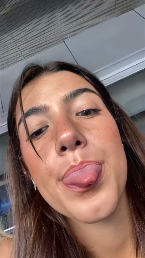 Charli Damelio Make Funny Faces Cute Brunette Charli D Amelio Aesthetic