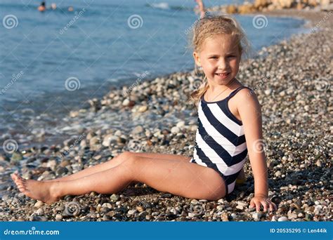 Belle Fille S Asseyant Sur La Plage Image Stock Image Du Fille