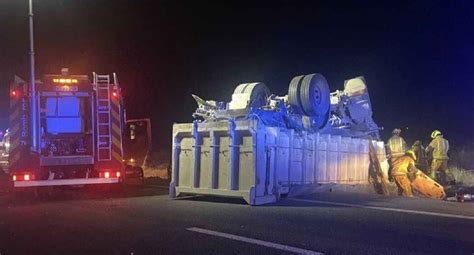 Fallece un camionero al volcar el camión por evitar la colisión de un