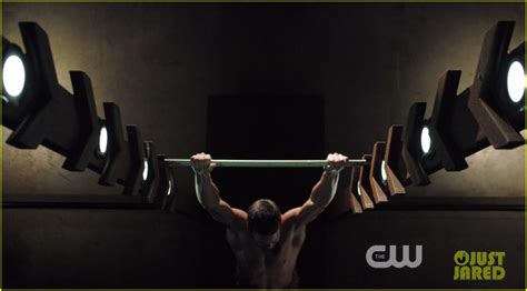 Stephen Amell Ridiculously Ripped Abs In Shirtless Arrow Stills