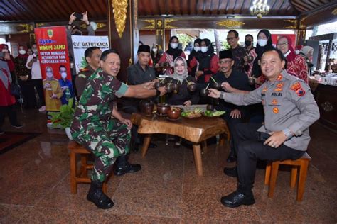 Bupati Wakil Bupati Sukoharjo Minum Jamu Bersama Forkopimda Peringati