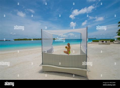 Blonde frau im bikini von hinten Fotos und Bildmaterial in hoher Auflösung Alamy