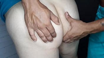Le chupo el delicioso coño a la madrastra en la ducha XVIDEOS