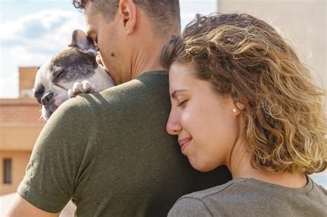 Momento Ntimo De La Joven Pareja Besando Al Perro Al Aire Libre Vista