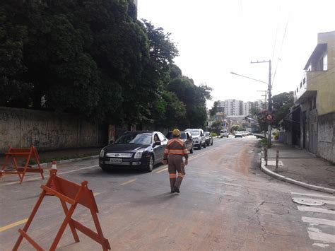 Adutora Da Sabesp Rompe E Bloqueia Avenida Vila Ema Na Zona Leste