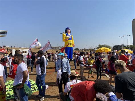 Compare Fotos De Atos Pr E Contra Bolsonaro Em Bras Lia