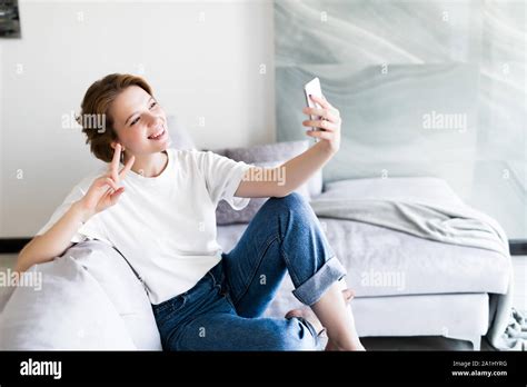 Pretty Brunette High Resolution Stock Photography And Images Alamy