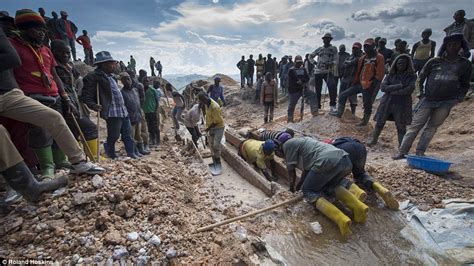 Iphone Mineral Miners Of Africa Use Bare Hands Daily Mail Online