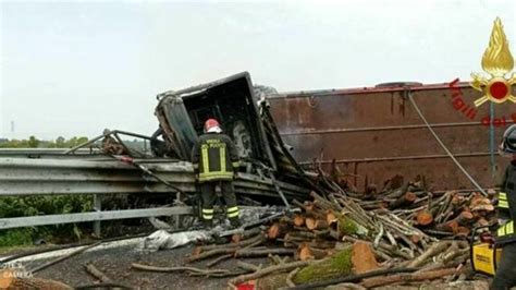 Tir Si Ribalta E Prende Fuoco In Autostrada Autotrasportatore Ciociaro