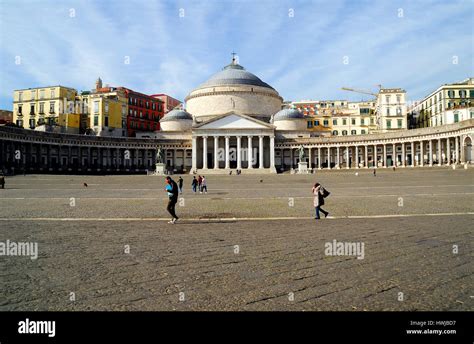 Napoli Italia Piazza Del Plebiscito Mostra La Chiesa Di San