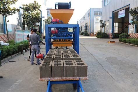 Qt Semi Automatic Vibrating Cement Concrete Block Moulding Machine