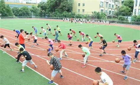 體育課男女分班，這所小學的做法引發熱議 每日頭條