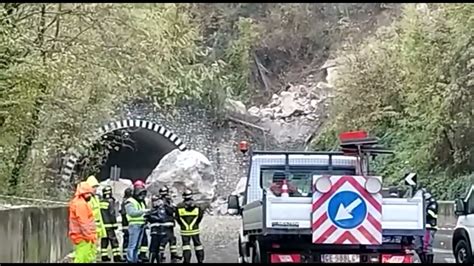 Frana Sulla Nuova Lecco Ballabio Massi Crollano Sulla Strada YouTube