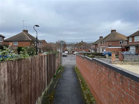 Footpath Entering Highfield Chase Mr Ignavy Cc By Sa 2 0 Geograph