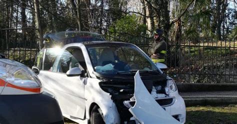 Con L Auto Contro Un Albero Muore Un Uomo Di Anni