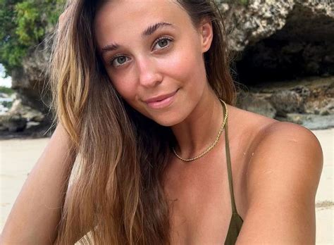 Wskoczy A W Zdradliwe Bikini Sznureczki Na Pierwszym Planie