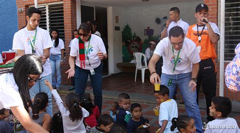 Voluntarios reparten alimentos a los pequeños de Fundana