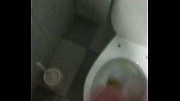 Despertando mi polla en baño XVIDEOS
