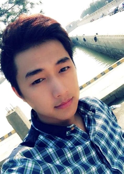 Ảnh hot boy 9x đẹp dễ thương phong cách trẻ trung năng động Thư viện Ảnh đẹp hot nhất 2025