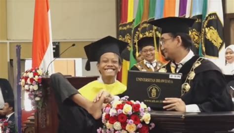 Elo Kusuma Alfred Mandeville Wisudawan Disabilitas Universitas