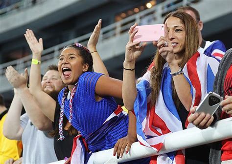 Mo Farah supported by wife Tania as he wins gold for Team GB