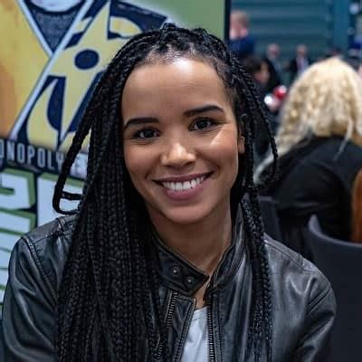 Zoe Robins - Bio, Age, Height, Net Worth, Facts, Nationality