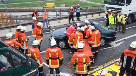 Bei Rot über Ampel 57 Jähriger verursacht schweren Unfall