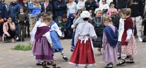 D A De La Comparsa De Gigantes Y Cabezudos De Burlada Ayuntamiento De