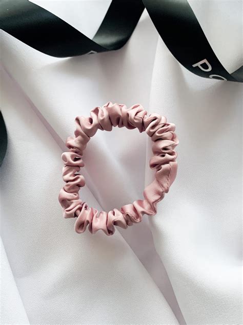 Mała satynowa gumka do włosów NUDE ROSE POSHYOU
