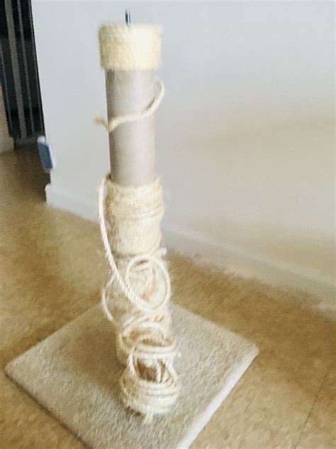 Upcycled DIY cat scratching post with carpet [Easy tutorial]