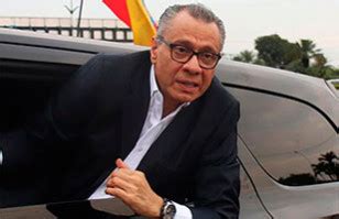 Exvicepresidente ecuatoriano sacado a la fuerza de embajada de México