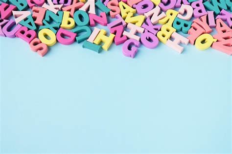 Muitas Letras Multicoloridas Espalhadas Sobre Fundo Azul Aprendendo A