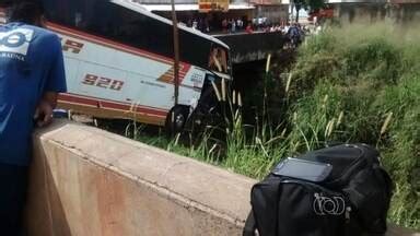 Bom Dia GO Ônibus cai em ribanceira na Avenida Marechal Rondon em