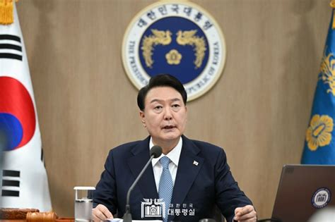 予算案施政演説の事前歓談で尹大統領と対面した李在明代表「民生対策が必要」＝韓国｜ニフティニュース