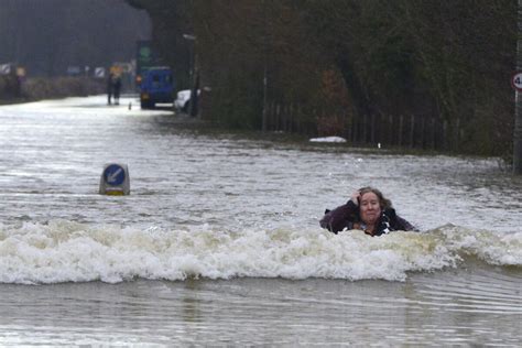 18 Shocking Photos Of The Thames Bursting Its Banks (PICTURES ...