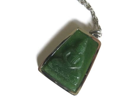 NEPHRITE JADE PRODUCTS pendentif bouddha cerclé d argent en jade