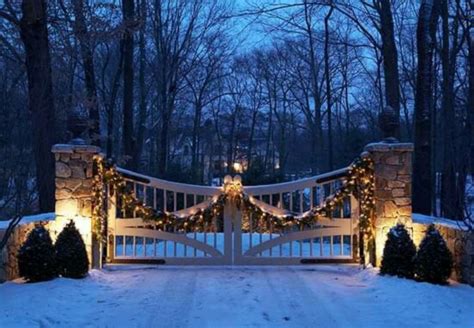 10 Christmas Decor For Gates