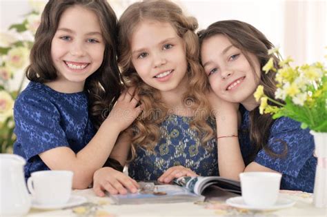 Portrait De Trois Petites Filles Mignonnes Dessinant Avec Des Crayons