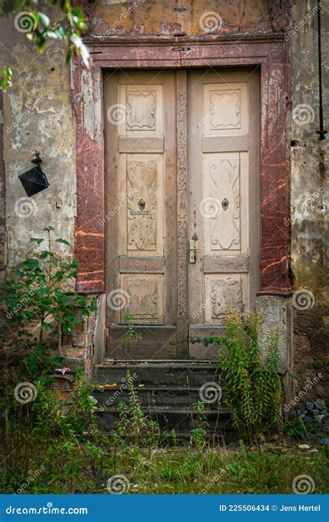 Porta De Entrada De Madeira De Casa Abandonada Foto De Stock Imagem