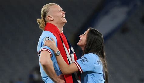 Foto Momen Kemesraan Erling Haaland Bersama Kekasihnya Stadion Serasa