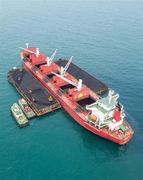 Carga De Carbón En Buques a Granel En Puerto De Carga Mar Adentro