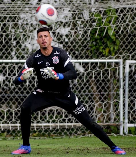 Internacional Acerta Contrata O Do Goleiro Ivan Do Corinthians Em