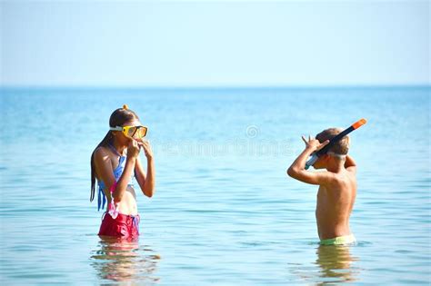 Chasse Au Trésor Sous L eau Enfants Dans Les Verres D eau Dans La Mer