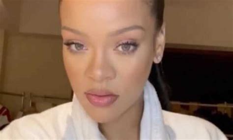 Rihanna é criticada após segurar filho mais velho de ponta cabeça 16